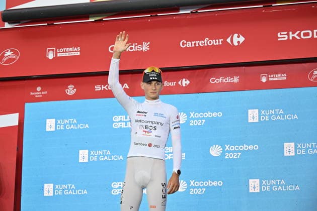 Salida de la Vuelta Ciclista a Espana en Mónaco El ciclista Joshua Tarling recibe el maillot blanco como mejor joven en la primera etapa de la Vuelta Ciclista a Espana, a 22 de agosto de 2026, en Mónaco (Francia). La Vuelta Ciclista a Espana 2026 arranca hoy, 22 de agosto, en Mónaco y termina el domingo 13 de septiembre en Granada. Serán 21 etapas, 3.275 km y más de 58.000 metros de desnivel acumulado; por primera vez, la llegada final no será en Madrid, sino en el entorno de la Alhambra. 22 AGOSTO 2026;VUELTA CICLISTA;REALEZA;CICLISMO;BICIS;BICICLETAS;CONTRARRELOJ;SALIDA;PRIMERA ETAPA;MÓNACO;VUELTA;CASINO; Monaco (Francia) Monaco (Francia) Espana *** Start of the Vuelta a Espana in Monaco Cyclist Joshua Tarling receives the white jersey as the best young rider in the first stage of the Vuelta a Espana on August 22, 2026, in Monaco, France. The 2026 Vuelta a Espana begins today, August 22, in Monaco and ends on Sunday, September 13, in Granada. There will be 21 stages, covering 3,275 km and more than 58,000 meters of cumulative elevation gain. For the first time, the final finish will not be in Madrid, but in the vicinity of the Alhambra. AUGUST 22, 2026 CYCLING TOUR ROYALTY CYCLING BIKES BICYCLES TIME TRIAL START FIRST STAGE MONACO TOUR CASINO Monaco France Monaco France Spain  Copyright: xLaurentxCoustx xEuropaxPressx 7726612