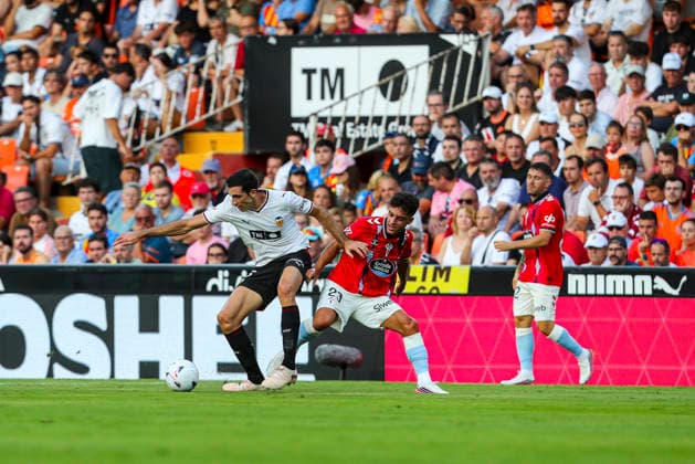 August 22, 2026, Valencia, Valencia, SPAIN: Cesar Tarrega of Valencia CF and Hugo Alvarez of RC Celta de Vigo in action during the Spanish league, LaLiga EA Sports, football match played between Valencia CF and RC Celta de Vigo at Mestalla stadium on August 22, 2026, in Valencia, Spain. Valencia CF V RC Celta De Vigo - LaLiga EA Sports  - ZUMAa181 20260822_zaa_a181_167 Copyright: xIvanxTerronx