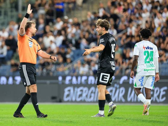 SOCCER - BL, Sturm vs A.Lustenau GRAZ,AUSTRIA,22.AUG.26 - SOCCER - ADMIRAL Bundesliga, SK Sturm Graz vs SC Austria Lustenau. Image shows referee Julian Weinberger and Simon Seidl (Sturm).  GEPAxpictures xWolfgangxGrebien