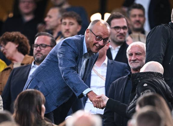 Fussball Supercup Saison 2026 2027 22.08.2026 Borussia Dortmund - FC Bayern Muenchen Bundeskanzler Friedrich Merz (li, CDU) begruesst Matthiasd Sammer (re) auf der VIP Tribuene *** Soccer Super Cup, 2026–2027 Season, August 22, 2026: Borussia Dortmund vs. FC Bayern Munich; Federal Chancellor Friedrich Merz (left), CDU, greets Matthias Sammer (right) in the VIP box