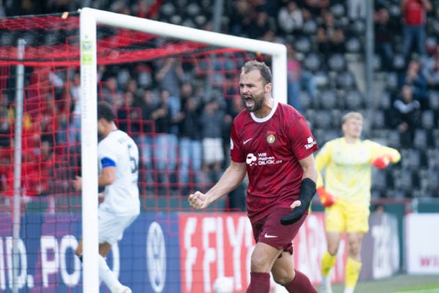 Fabian Eisele (SG Sonnenhof Grossaspach, 23), erzielt per Elfmeter den 2:2 Ausgleichstreffer, SG Sonnenhof Grossaspach vs. Arminia Bielefeld, Fussball, GER, DFB Pokal, 1. Runde, Saison 2026 2027, 22.08.2026, Eibner-Pressefoto Andreas Ulmer SG Sonnenhof Grossaspach vs. Arminia Bielefeld, Fussball, GER, DFB Pokal, 1. Runde, Saison 2026 2027, 22.08.2026, Aspach *** Fabian Eisele of SG Sonnenhof Grossaspach, 23, scores the 2-2 equalizer on a penalty kick; SG Sonnenhof Grossaspach vs. Arminia Bielefeld, soccer, GER, DFB Cup, 1st round, 2026–2027 season, August 22, 2026, Eibner Press Photo: Andreas Ulmer, SG Sonnenhof Grossaspach vs. Arminia Bielefeld, Soccer, GER, DFB Cup, Round 1, 2026–2027 season, August 22, 2026, Aspach Copyright: xEibner-Pressefoto AndreasxUlmerx EP_AUR