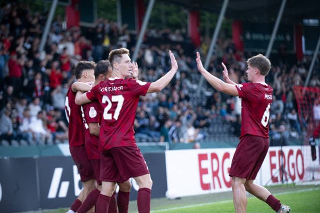 Fabian Eisele (SG Sonnenhof Grossaspach, 23), erzielt per Elfmeter den 2:2 Ausgleichstreffer, , Freude bei Luca Damiano Molinari (SG Sonnenhof Grossaspach, 21) und Loris Maier (SG Sonnenhof Grossaspach, 27), SG Sonnenhof Grossaspach vs. Arminia Bielefeld, Fussball, GER, DFB Pokal, 1. Runde, Saison 2026 2027, 22.08.2026, Eibner-Pressefoto Andreas Ulmer SG Sonnenhof Grossaspach vs. Arminia Bielefeld, Fussball, GER, DFB Pokal, 1. Runde, Saison 2026 2027, 22.08.2026, Aspach *** Fabian Eisele of SG Sonnenhof Grossaspach, 23, scores the 2–2 equalizer on a penalty kick; Luca Damiano Molinari of SG Sonnenhof Grossaspach, 21, and Loris Maier of SG Sonnenhof Grossaspach, 27, SG Sonnenhof Grossaspach vs. Arminia Bielefeld, soccer, GER, DFB Cup, 1st round, 2026–2027 season, August 22, 2026, Eibner Press Photo: Andreas Ulmer, SG Sonnenhof Grossaspach vs. Arminia Bielefeld, Soccer, GER, DFB Cup, 1st Round, 2026–2027 Season, August 22, 2026, Aspach Copyright: xEibner-Pressefoto AndreasxUlmerx EP_AUR