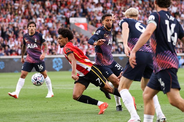 Brentford v Tottenham Hotspur 22 August 2026, London - Premier League Football - Brentford v Tottenham Hotspur - Kevin Schade of Brentford is fouled by Rodrigo Bentancur of Tottenham Hotspur to win a penalty - Photo: Jacques Feeney Offside. London UK *** Brentford gegen Tottenham Hotspur, 22. August 2026, London, Premier League, Fußball: Brentford gegen Tottenham Hotspur – Kevin Schade von Brentford wird von Rodrigo Bentancur von Tottenham Hotspur gefoult und erhält einen Elfmeter. Foto: Jacques Feeney. Abseits. London, Großbritannien  Copyright: xJacquesxFeeneyx xOffsidexOffside