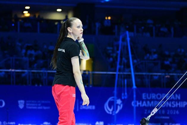 Zagreb, Croatia, 220826. 37th European Men s Artistic Gymnastics Championships, Individual Apparatus Finals at Arena Zagreb. In the photo: Horizontal Bar, Iryna Nadiuk, coach Croatia. Photo: Ivana Grgic CROPIX Copyright: xxIvanaxGrgicx xCROPIXx disciplina_preca4-220826
