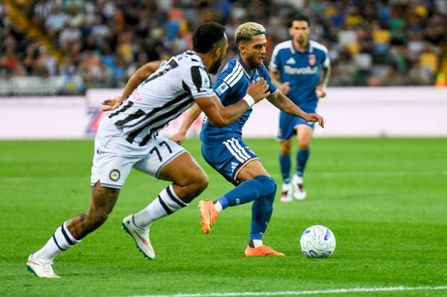 IPA87703771 - Como s Yan Couto in action against Udinese s Enzo Ebosse during the Udinese Calcio vs. Como 1907 Italian Serie A soccer match in Udine, Italy, on August 22, 2026  Copyright: xEttorexGriffoni IPAxSportx xx 87703771