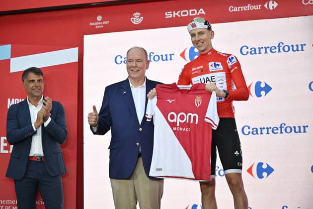 Salida de la Vuelta Ciclista a Espana en Mónaco El Príncipe de Mónaco, Alberto II de Mónaco (i), entrega al ciclista Tadej Pogacar (d), una camiseta del AS Mónaco, tras la primera etapa de la Vuelta Ciclista a Espana, a 22 de agosto de 2026, en Mónaco (Francia). La Vuelta Ciclista a Espana 2026 arranca hoy, 22 de agosto, en Mónaco y termina el domingo 13 de septiembre en Granada. Serán 21 etapas, 3.275 km y más de 58.000 metros de desnivel acumulado; por primera vez, la llegada final no será en Madrid, sino en el entorno de la Alhambra. 22 AGOSTO 2026;VUELTA CICLISTA;REALEZA;CICLISMO;BICIS;BICICLETAS;CONTRARRELOJ;SALIDA;PRIMERA ETAPA;MÓNACO;VUELTA;CASINO; Monaco (Francia) Monaco (Francia) Espana *** Start of the Vuelta a Espana in Monaco: Prince Albert II of Monaco presents cyclist Tadej Pogacar with an AS Monaco jersey, following the first stage of the Vuelta a Espana on August 22, 2026, in Monaco, France. The 2026 Vuelta a Espana begins today, August 22, in Monaco and ends on Sunday, September 13, in Granada. There will be 21 stages, covering 3,275 km and featuring more than 58,000 meters of cumulative elevation gain. For the first time, the final finish will not be in Madrid, but in the vicinity of the Alhambra. AUGUST 22, 2026 CYCLING TOUR ROYALTY CYCLING BIKES BICYCLES TIME TRIAL START FIRST STAGE MONACO TOUR CASINO Monaco France Monaco France Spain  Copyright: xLaurentxCoustx xEuropaxPressx 7726628