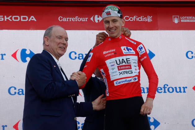 Slovene rider Tadej Pogacar (UAE Emirates) greets Monaco s Prince Albert (L) at the podium after winning Tour of Spain s first stage, a 9.4 kilometers time trial in Monaco, 22 August 2026. First stage. Time trial in Monaco (9.4 km) !ACHTUNG: NUR REDAKTIONELLE NUTZUNG!  Copyright: xJavierxLizónx GRAF3325 0864616188st