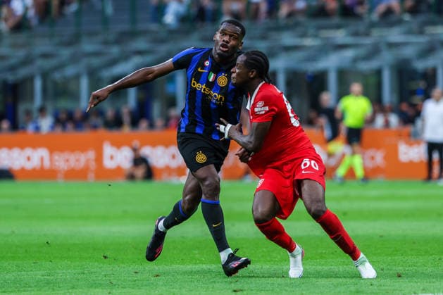 IPA87704042 - Ange-Yoan Bonny of FC Internazionale battles for the ball with Mathis Mout of AC Monza during the 2026 27 Serie A soccer match between FC Internazionale and AC Monza  Copyright: xFabrizioxCarabelli IPAxSportx xx 87704042