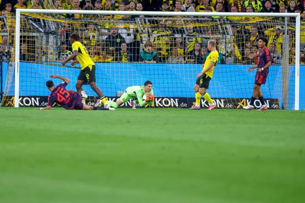 22.08.2026, Fußball, Borussia Dortmund - FC Bayern München, Signal Iduna Park, Saison 2026 2027: Torwart Gregor Kobel (BVB 01) verteidigt das Tor gegen Aleksandar Pavlovic (FC Bayern München 45) DFB regulations prohibit any use of photographs as image sequences and or quasi-video. Nordrhein-Westfalen Deutschland *** August 22, 2026, Soccer, Borussia Dortmund vs. FC Bayern Munich, Signal Iduna Park, 2026–2027 season. Goalkeeper Gregor Kobel (BVB 01) defends the goal against Aleksandar Pavlovic (FC Bayern Munich) at the 45-minute mark. DFB regulations prohibit any use of photographs as image sequences and or quasi-video. North Rhine-Westphalia, Germany