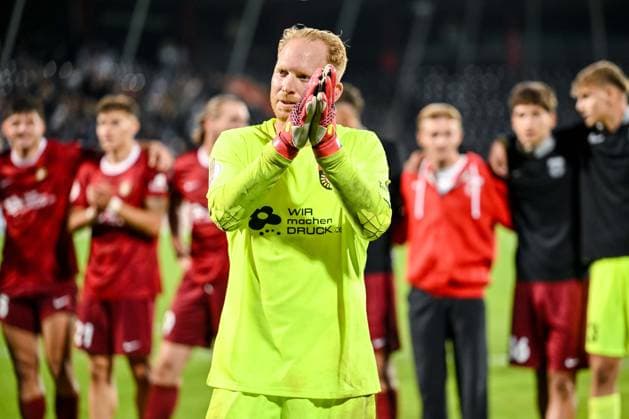 Torwart Maximilian Reule (SG Sonnenhof Grossaspach) gestikuliert, gestik waehrend des DFB-Pokal 1 Runde Spiels zwichen SG Sonnenhof Grossaspach v Arminia Bielefeld, Wir machen Druck Arena am 22. August 2026 in Grossaspach, Deutschland. (Foto von Harry Langer DeFodi Images) +++ Torwart Maximilian Reule (SG Sonnenhof Grossaspach) gestures during the DFB-Pokal 1 Runde match between SG Sonnenhof Grossaspach v Arminia Bielefeld at Wir machen Druck Arena on August 22, 2026 in Grossaspach, Germany. (Photo by Harry Langer DeFodi Images) (Photo by Harry Langer DeFodi Images) DFB DFL REGULATIONS PROHIBIT ANY USE OF PHOTOGRAPHS AS IMAGE SEQUENCES AND OR QUASI-VIDEO. - *** Goalkeeper Maximilian Reule of SG Sonnenhof Grossaspach gestures during the DFB Cup first-round match between SG Sonnenhof Grossaspach and Arminia Bielefeld at the Wir machen Druck Arena on August 22, 2026, in Grossaspach, Germany. Photo by Harry Langer, DeFodi Images. Goalkeeper Maximilian Reule of SG Sonnenhof Grossaspach gestures during the DFB Cup first-round match between SG Sonnenhof Grossaspach and Arminia Bielefeld at the Wir machen Druck Arena on August 22, 2026 in Grossaspach, Germany. Photo by Harry Langer, DeFodi Images. Photo by Harry Langer, DeFodi Images. DFB and DFL regulations prohibit any use of photographs as image sequences and or quasi-video.