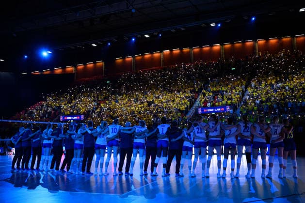 260822 Swedens s players sing with the fans after the CEV EuroVolley 2026 volleyball match between Sweden and Slovakia on August 22, 2026 in Gothenburg. Photo: Carl Sandin BILDBYRAN kod CS CS0971 volleyboll volleyball cev eurovolley 2026 volleyboll-em sverige slovakia sweden dam bbeng volleyboll volleyball cev eurovolley 2026 volleyboll-em sverige slovakia sweden dam bbeng publik *** August 22, 2026: Sweden s players sing with the fans after the CEV EuroVolley 2026 volleyball match between Sweden and Slovakia on August 22, 2026 in Gothenburg. Photo: Carl Sandin, BILDBYRAN. Code: CS CS0971. volleyball, CEV EuroVolley 2026, European Volleyball Championship, Sweden, Slovakia, women’s volleyball, CEV EuroVolley 2026, European Volleyball Championship, Sweden, Slovakiaakia sweden women’s bbeng audience  Copyright: CARLxSANDIN BB260822CS065