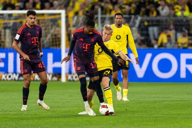 22.08.2026, GER Deutschland, Fussball, Saison 2026 2027, Franz Beckenbauer Supercup - Borussia Dortmund vs FC Bayern München Muenchen Zweikampf zwischen Michael Olise (FC Bayern München Muenchen, 17) und Daniel Svensson (Borussia Dortmund, 24) Dortmund Signal Iduna Park Nordrhein-Westfalen (NRW) Deutschland *** August 22, 2026, GER Germany, Soccer, 2026–2027 season, Franz Beckenbauer Super Cup: Borussia Dortmund vs. FC Bayern Munich; matchup between Michael Olise (FC Bayern Munich, age 17) and Daniel Svensson (Borussia Dortmund, age 24); Dortmund, Signal Iduna Park, North Rhine-Westphalia (NRW), Germany Copyright: xnordphotoxGmbHx xChristianxSchulzex