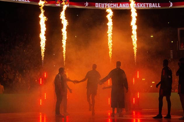 Basketball, Turkish Airlines Supercup 2026, Türkei - Kroatien, Barclays Arena (Hamburg), 22.08.2026, Finale Spielereinlauf der Deutschen Mannschaft. Im Hintergrund Lichteffekte, Rauch und Flammenwerfer. Vorne stehen Trainer und Verletzte Spalier. *** Basketball, Turkish Airlines Supercup 2026, Turkey vs. Croatia, Barclays Arena Hamburg, August 22, 2026, Final: The German team enters the court. In the background: lighting effects, smoke, and flame throwers. In the foreground: the coach and injured players form a guard of honor.