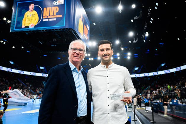 Muenchen: HBL Super Cup 2026 - SC Magdeburg - Fuechse Berlin v.li. HBL-Präsident Uwe Schwenker, Torhueter Martin Tomovski (Bietigheim) Spieler der Saison 2. Liga Muenchen SAP Garden Bayern Deutschland *** Munich HBL Super Cup 2026 SC Magdeburg vs. Fuechse Berlin; from left: HBL President Uwe Schwenker, goalkeeper Martin Tomovski, Bietigheim Player of the Season, 2nd Division, Munich SAP Garden, Bavaria, Germany