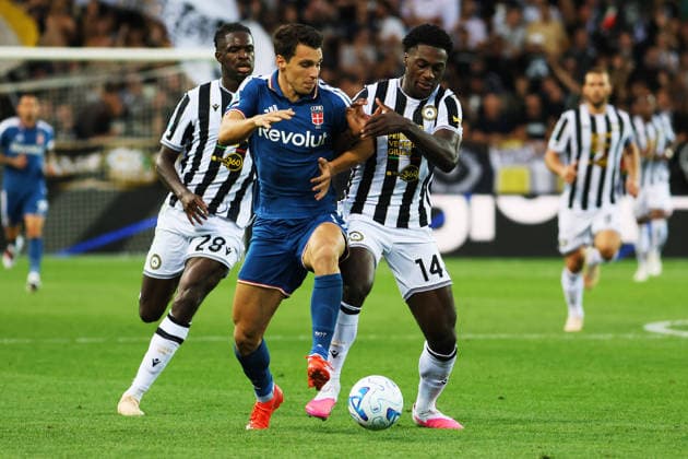 comoÕs anastasios douvikas fights for the ball with Udinese s James abankwah during the Serie A soccer match between Udinese and Como at the Friuli Stadium in Udine, north east Italy - August 22, 2026. - Soccer  Copyright: xAndreaxBressanutti LaPressex