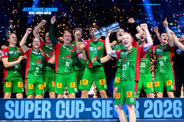 Muenchen: HBL Super Cup 2026 - SC Magdeburg - Fuechse Berlin Magnus Saugstrup Jensen(SC Magdeburg) mit dem Pokal Muenchen SAP Garden Bayern Deutschland *** Munich HBL Super Cup 2026 SC Magdeburg vs. Fuechse Berlin Magnus Saugstrup Jensen SC Magdeburg with the trophy Munich SAP Garden Bavaria, Germany