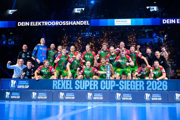 Muenchen: HBL Super Cup 2026 - SC Magdeburg - Fuechse Berlin die Mannschaft von Magdeburg, Siegerfoto, Schlussjubel Schlußjubel Emotion Freude Pokal Muenchen SAP Garden Bayern Deutschland *** Munich HBL Super Cup 2026 SC Magdeburg, Füchse Berlin, the Magdeburg team, victory photo, final celebration, final celebration, emotion, joy, trophy, Munich, SAP Garden, Bavaria, Germany