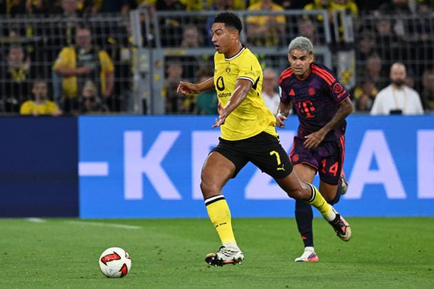 22.08.2026, xsltx, Fussball Franz Beckenbauer Supercup 2026, Borussia Dortmund - FC Bayern München v.l. Jobe Bellingham (Borussia Dortmund) Luis Diaz (FC Bayern Muenchen) Zweikampf, Aktion, action, battle for the ball (DFL DFB REGULATIONS PROHIBIT ANY USE OF PHOTOGRAPHS as IMAGE SEQUENCES and or QUASI-VIDEO) Dortmund *** August 22, 2026, xsltx, Soccer Franz Beckenbauer Super Cup 2026, Borussia Dortmund vs. FC Bayern Munich: Jobe Bellingham (Borussia Dortmund) vs. Luis Diaz (FC Bayern Munich)—tackle, action, battle for the ball. DFL and DFB regulations prohibit any use of photographs as image sequences and or quasi-video. Dortmund