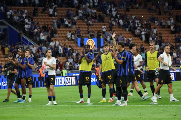 August 22, 2026, Milano: FC Inter s players greet their supporters following the Italian Serie A soccer match between FC Inter and AC Monza at Giuseppe Meazza Stadium in Milan, Italy, 22 August 2026. ANSA MATTEO BAZZI. Serie A; FC Inter Vs AC Monza  - ZUMAa110 20260822_zaf_a110_087 Copyright: xMatteoxBazzix