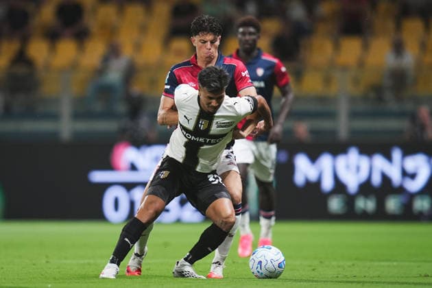 ParmaÕs Christian Ordonez fights for the ball with CagliariÕs Alessandro Romano during the Serie A soccer match between Parma and Cagliari at Ennio Tardini Stadium in Parma, North Italy, Saturday, August 22, 2026. Soccer  Copyright: xMassimoxPaolone LaPressex