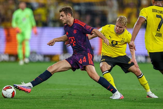 22.08.2026, Fußball, Borussia Dortmund - FC Bayern München, Signal Iduna Park, Saison 2026 2027: Josip Stanisic (FC Bayern München 44) im Zweikampf gegen Daniel Svensson (BVB 24) DFB regulations prohibit any use of photographs as image sequences and or quasi-video. Nordrhein-Westfalen Deutschland *** August 22, 2026, Soccer, Borussia Dortmund vs. FC Bayern Munich, Signal Iduna Park, 2026–2027 season: Josip Stanisic (FC Bayern Munich, No. 44) in a tackle against Daniel Svensson (BVB, No. 24). DFB regulations prohibit any use of photographs as image sequences and or quasi-video. North Rhine-Westphalia, Germany