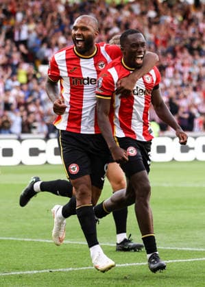 Brentford v Tottenham Hotspur 22 August 2026, London - Premier League Football - Brentford v Tottenham Hotspur - Michael Kayode of Brentford celebrates their third goal with Igor Thiago of Brentford - Photo: Jacques Feeney Offside. London UK *** Brentford gegen Tottenham Hotspur, 22. August 2026, London, Premier League, Fußball: Brentford gegen Tottenham Hotspur – Michael Kayode von Brentford feiert das dritte Tor zusammen mit Igor Thiago von Brentford. Foto: Jacques Feeney, Abseits, London, Großbritannien  Copyright: xJacquesxFeeneyx xOffsidexOffside
