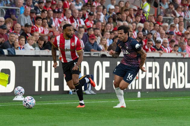Callum Wilson (L) skipping past former teammate Sandro Tonali (R) during the match between Brentford and Tottenham Hotspur at the Gtech Community Stadium in Brentford, London UK (Elliot Legg Sports Press Photo)  Copyright: x(ElliotxLegg SportsxPressxPhoto)x Sportspressphoto_SPR212665