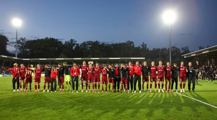 2026.08.22, Deutschland, Aspach Fußball SG Sonnenhof Großaspach vs. Arminia Bielefeld, die Großaspacher jubeln über den Sieg *** August 22, 2026, Germany, Aspach: SG Sonnenhof Großaspach vs. Arminia Bielefeld; the Großaspach fans celebrate the victory