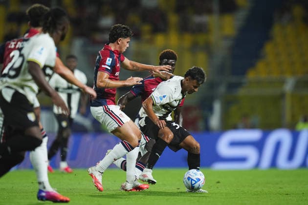 ParmaÕs Christian Ordonez fights for the ball with CagliariÕs Alessandro Romano during the Serie A soccer match between Parma and Cagliari at Ennio Tardini Stadium in Parma, North Italy, Saturday, August 22, 2026. Soccer  Copyright: xMassimoxPaolone LaPressex