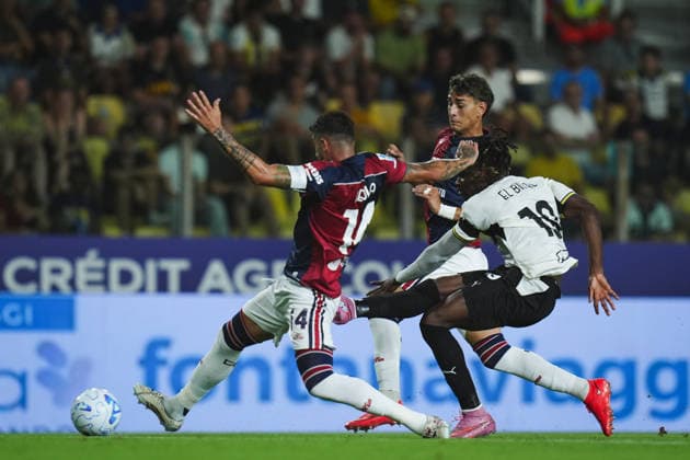 ParmaÕs El Bilal Toure fights for the ball with CagliariÕs Alessandro Deiola during the Serie A soccer match between Parma and Cagliari at Ennio Tardini Stadium in Parma, North Italy, Saturday, August 22, 2026. Soccer  Copyright: xMassimoxPaolone LaPressex
