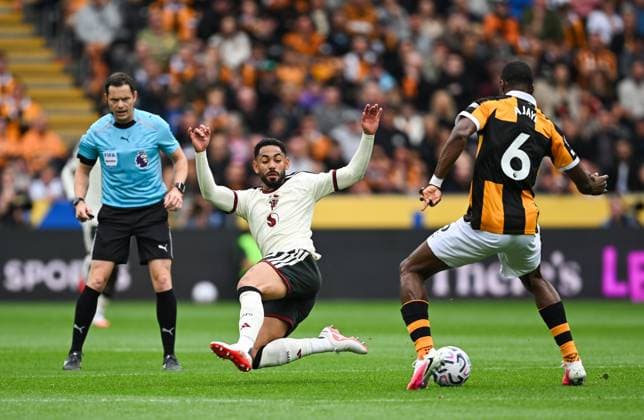 Matheus Cunha of Manchester United, ManU blocks Semi Ajayi of Hull City Hull City v Manchester United, Premier League Football, Football, MKM Stadium, Hull, UK - 22 Aug 2026Hull MKM Stadium United Kingdom EDITORIAL USE ONLY No use with unauthorised audio, video, data, fixture lists, club league logos or live services. Online in-match use limited to 120 images, no video emulation. No use in betting, games or single club league player publications.  Copyright: xGreigxCowie Shutterstockx 17111325gb