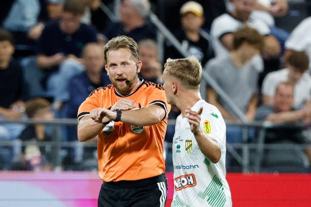 SOCCER - BL, Sturm vs A.Lustenau GRAZ,AUSTRIA,22.AUG.26 - SOCCER - ADMIRAL Bundesliga, SK Sturm Graz vs SC Austria Lustenau. Image shows referee Julian Weinberger.  GEPAxpictures xJamesxDoak