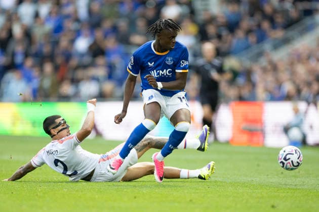 Everton v Crystal Palace FC - Premier League 2026 27 Tyrique George 1916 of Everton F.C. is challenged by Daniel Munoz 2 of Crystal Palace during the Premier League match between Everton and Crystal Palace at Hill Dickinson Stadium in Liverpool, on August 22, 2026. Liverpool Merseyside United Kingdom  Copyright: xMIxNewsx originalFilename:fletcher-evertonv260822_npHAa.jpg