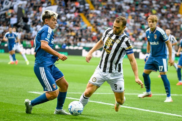 SOCCER - Serie A - Udinese Calcio vs. Como 1907 Photo by IPA ABACAPRESS.COM87700687 - Udinese s Jesper Karlstrom in action against Como s Alex Valle during the Serie A soccer match between Udinese Calcio and Como 1907 in Udine, Italy, on August 22, 2026 Udine Italy  Copyright: xIPAxSport ABACAx