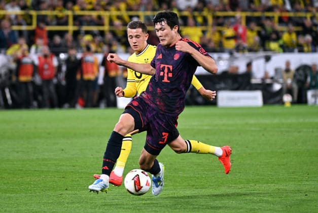 Dortmund, Germany, 1. Bundesliga, Supercup, Signal Iduna Park Dortmund, Bor. Dortmund vs FC Bayern München; Minjae Kim (FCB), Konstantinos Karetsas (BVB). Action *** Dortmund, Germany, Bundesliga 1, Super Cup, Signal Iduna Park, Dortmund, Borussia Dortmund vs. FC Bayern Munich, Minjae Kim (FCB), Konstantinos Karetsas (BVB), Action