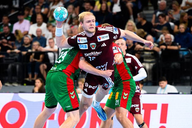 Muenchen: HBL Super Cup 2026 - SC Magdeburg - Fuechse Berlin v. li. im Zweikampf Magnus Saugstrup Jensen(SC Magdeburg) und Matthes Langhoff (Berlin) Muenchen SAP Garden Bayern Deutschland *** Munich HBL Super Cup 2026: SC Magdeburg vs. Füchse Berlin; Magnus Saugstrup Jensen (SC Magdeburg) and Matthes Langhoff (Berlin) in a one-on-one battle; Munich SAP Garden, Bavaria, Germany