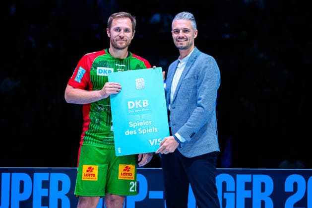 Muenchen: HBL Super Cup 2026 - SC Magdeburg - Fuechse Berlin Albin Lagergren (SC Magdeburg) Spieler des Spiels Muenchen SAP Garden Bayern Deutschland *** Munich HBL Super Cup 2026 SC Magdeburg, Fuechse Berlin, Albin Lagergren, SC Magdeburg, Player of the Game, Munich SAP Garden, Bavaria, Germany