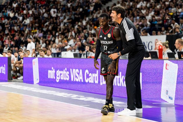 HAMBURG, GERMANY - AUGUST 22: Alex Mumbru (Head Coach Germany) talking to Dennis Schroeder (Schröder, Schroder, Germany, 17) during the Turkish Airlines Basketball Supercup final match between Germany vs. Croatia at Barclays Arena on August 22, 2026 in Hamburg, Germany. Hamburg Germany Copyright: xSteffiexWunderlx