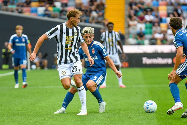 SOCCER - Serie A - Udinese Calcio vs. Como 1907 Photo by IPA ABACAPRESS.COM87700790 - Udinese s Mergim Vojvoda in action against Como s Alex Valle during the Udinese Calcio vs. Como 1907 Italian Serie A soccer match in Udine, Italy, on August 22, 2026 Udine Italy  Copyright: xIPAxSport ABACAx