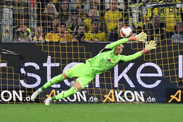 Torwart Gregor Kobel (Borussia Dortmund) in Aktion, am Ball, Einzelaktion waehrend des Franz-Beckenbauer-Supercup Endspiel 2026 zwischen Borussia Dortmund und FC Bayern Muenchen, Signal Iduna Park am 22. August 2026 in Dortmund, Deutschland. (Foto von Ralf Treese DeFodi Images) +++ Torwart Gregor Kobel (Borussia Dortmund) controls the ball during the Franz Beckenbauer Supercup match between Borussia Dortmund and FC Bayern Muenchen at Signal Iduna Park on August 22, 2026 in Dortmund, Germany. (Photo by Ralf Treese DeFodi Images) - *** Borussia Dortmund goalkeeper Gregor Kobel in action, handling the ball, making a solo play during the 2026 Franz Beckenbauer Super Cup final between Borussia Dortmund and FC Bayern Munich at Signal Iduna Park on August 22, 2026, in Dortmund, Germany Photo by Ralf Treese, DeFodi Images Goalkeeper Gregor Kobel of Borussia Dortmund controls the ball during the Franz Beckenbauer Super Cup match between Borussia Dortmund and FC Bayern Munich at Signal Iduna Park on August 22, 2026, in Dortmund, Germany Photo by Ralf Treese, DeFodi Images
