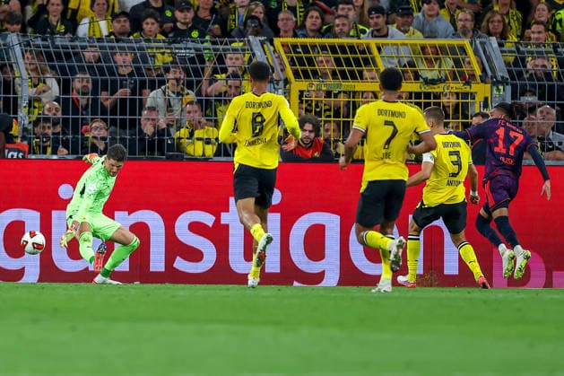 22.08.2026, Fußball, Borussia Dortmund - FC Bayern München, Signal Iduna Park, Saison 2026 2027: Torschuss Michael Olise (FC Bayern München 17) auf das Tor von Torwart Gregor Kobel (BVB 01) DFB regulations prohibit any use of photographs as image sequences and or quasi-video. Nordrhein-Westfalen Deutschland *** August 22, 2026, Soccer, Borussia Dortmund vs. FC Bayern Munich, Signal Iduna Park, 2026–2027 season: Michael Olise (FC Bayern Munich) takes a shot on goal (17) against goalkeeper Gregor Kobel (BVB 01). DFB regulations prohibit any use of photographs as image sequences and or quasi-video. North Rhine-Westphalia, Germany