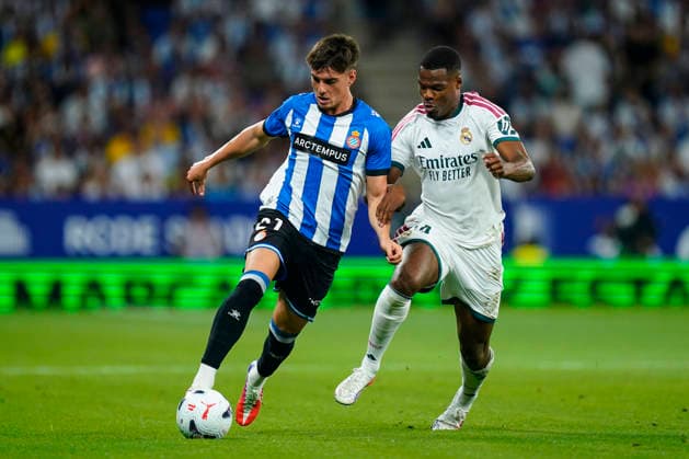 ESP: RCD Espanyol - Real Madrid. La Liga EA Sports. Matchday 2 Denzel Dumfries of Real Madrid and Roger Hinojo of RCD Espanyol during the La Liga EA Sports match between RCD Espanyol and Real Madrid played at RCDE Stadium on August 22, 2026 in Barcelona, Spain. kpng Copyright: xSergioxRuizx xPRESSINPHOTOx PS_2627_ESP_RMA_022