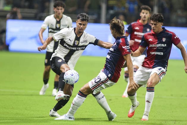 IPA87705945 - Christian Ordonez of Parma AC battles for the ball with Jacopo Fazzini of Cagliari Calcio during the Parma Calcio vs. Cagliari Calcio match in the 1st round of the 2026-27 Enilive Serie A at the Ennio Tardini Stadium in Parma (PR), Italy, on August 22, 2026.  Copyright: xDavidexCasentini IPAxSportx xx 87705945