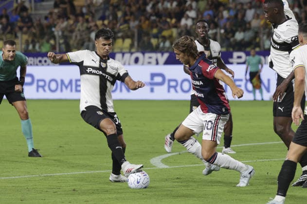 IPA87705961 - Jacopo Fazzini of Cagliari Calcio battles for the ball with Christian Ordonez of Parma AC during the Parma Calcio vs. Cagliari Calcio match in the 2026-27 Enilive Serie A season at the Ennio Tardini Stadium in Parma (PR), Italy, on August 22, 2026.  Copyright: xDavidexCasentini IPAxSportx xx 87705961