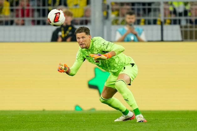 Torhueter Gregor Kobel (Borussia Dortmund) controls the ball during the Franz Beckenbauer Supercup match between Borussia Dortmund and FC Bayern Muenchen at Signal Iduna Park on August 22, 2026 in Dortmund, Germany. (Photo by Alex Gottschalk DeFodi Images) - *** Goalkeeper Gregor Kobel of Borussia Dortmund controls the ball during the Franz Beckenbauer Super Cup match between Borussia Dortmund and FC Bayern Munich at Signal Iduna Park on August 22, 2026, in Dortmund, Germany. Photo by Alex Gottschalk, DeFodi Images