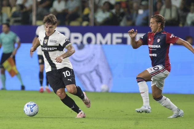IPA87705966 - Adrian Bernabe of Parma AC battles for the ball with Jacopo Fazzini of Cagliari Calcio during the Parma Calcio vs. Cagliari Calcio, a 2026-27 Enilive Serie A match at the Ennio Tardini Stadium in Parma (PR), Italy, on August 22, 2026.  Copyright: xDavidexCasentini IPAxSportx xx 87705966