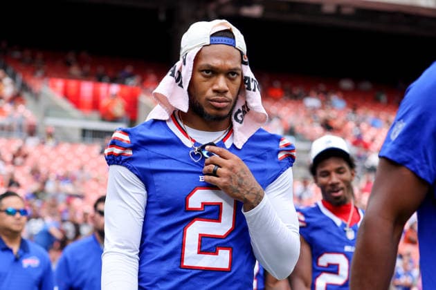 CLEVELAND, OH - AUGUST 22: Buffalo Bills wide receiver DJ Moore (2) takes the field prior to the National Football League preseason game between the Buffalo Bills and Cleveland Browns on August 22, 2026, at Huntington Bank Field in Cleveland, OH. (Photo by Frank Jansky Icon Sportswire) NFL, American Football Herren, USA AUG 22 Bills at Browns EDITORIAL USE ONLY Icon260822010