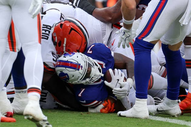 CLEVELAND, OH - AUGUST 22: Buffalo Bills running back Ray Davis (7) in the end zone after scoring on a 1-yard run during the first quarter of the National Football League preseason game between the Buffalo Bills and Cleveland Browns on August 22, 2026, at Huntington Bank Field in Cleveland, OH. (Photo by Frank Jansky Icon Sportswire) NFL, American Football Herren, USA AUG 22 Bills at Browns EDITORIAL USE ONLY Icon260822012