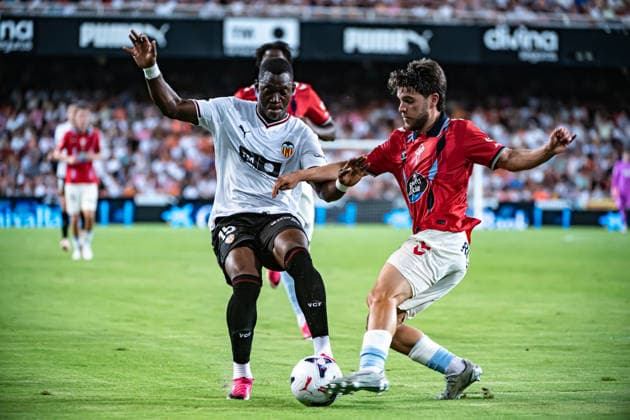 August 22, 2026, Valencia, Valencia, Spain: ALIOU DIENG of Valencia CF(15) competes the ball with SERGIO CARREIRA of Celta Vigo (5) during the LaLiga EA Sports, match between Valencia CF versus Celta Vigo at Mestalla Stadium Soccer 2026: LaLiga EA Sports: Valencia CF - Celta Vigo  - ZUMAs385 20260822_zsp_s385_020 Copyright: xLeopoldxSoglox