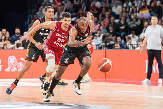 Basketball, Turkish Airlines Supercup 2026, Türkei - Kroatien, Barclays Arena (Hamburg), 22.08.2026, Finale Louis Olinde ( 16, DEUTSCHLAND, Forward, BAXI Manresa), Toni Nakic ( 99, KROATIEN) und Tristan da Silva ( 5, DEUTSCHLAND, Forward, Orlando Magic) sprinten zum freien Ball *** Basketball, Turkish Airlines Super Cup 2026, Turkey vs. Croatia, Barclays Arena, Hamburg, August 22, 2026, In the final, Louis Olinde (16), GERMANY, forward, BAXI Manresa; Toni Nakic (99), CROATIA; and Tristan da Silva (5), GERMANY, forward, Orlando Magic, sprint for the loose ball